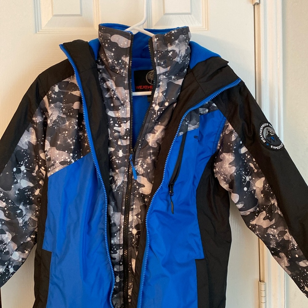 Boys Weaatherproof Jacket. Blue. Size Medium